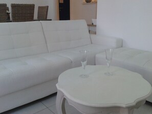 Smart TV - 3-room apartment in a small Majorcan residence with sea view and close proximity, comfort (Andratx)