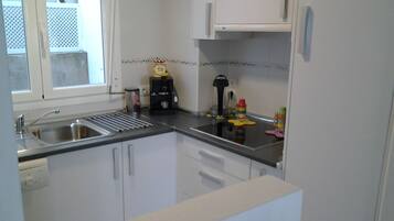 Een koelkast, een magnetron, een oven, een kookplaat