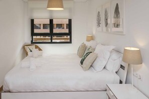 Iron/ironing board, free WiFi, bed sheets
