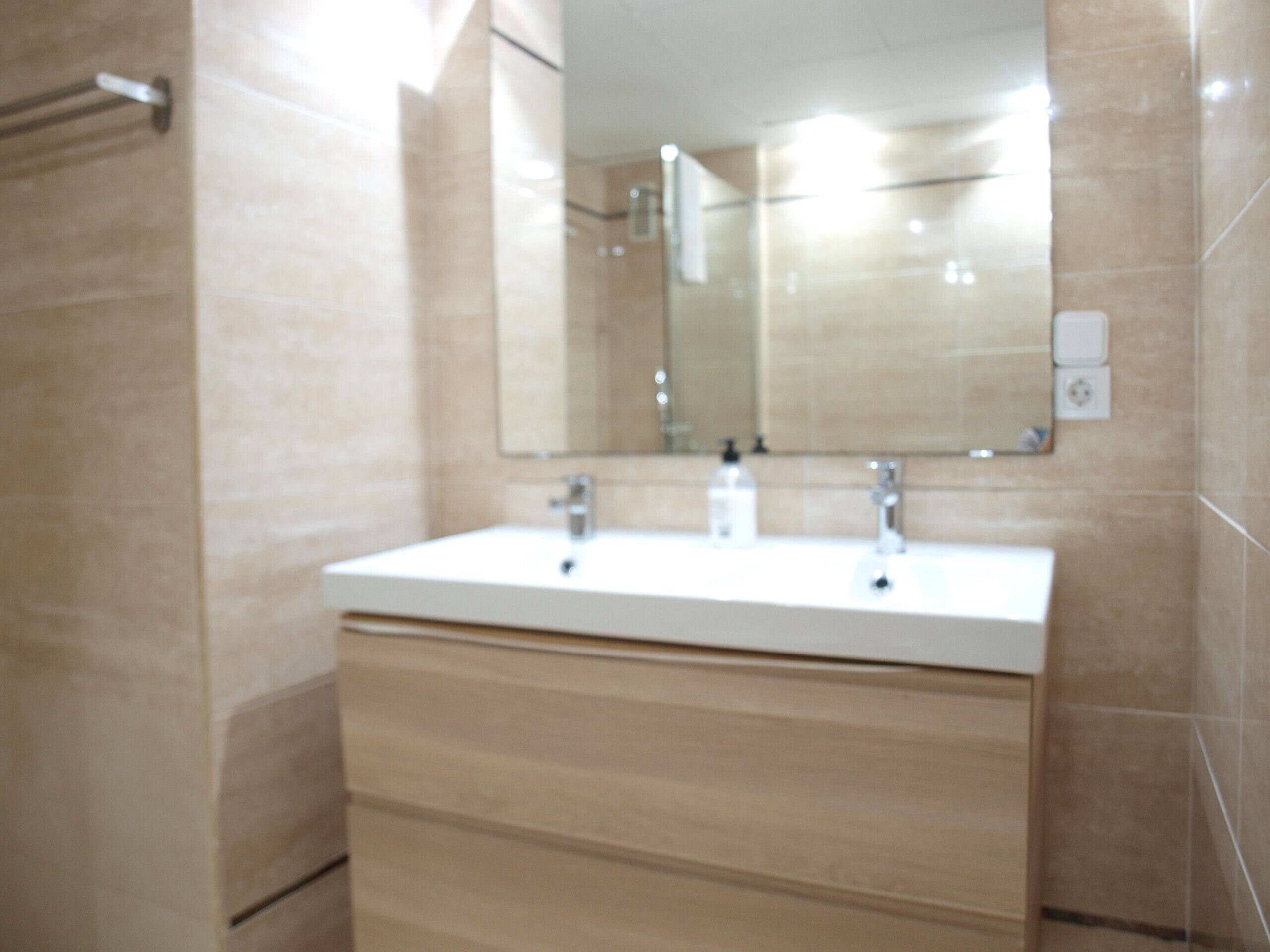Badewanne, Haartrockner, Handtücher