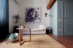 Televisión, reproductor de DVD y libros 