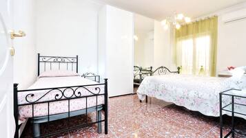 4 chambres, bureau, fer et planche Ă  repasser, lit parapluie