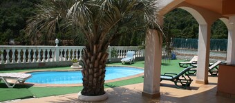 PRECIOSA CASA PARA 8 PERSONAS, CON PICINA. PRIVADA Y BARBACOA.