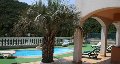 BELLE MAISON POUR 8 PERSONNES, AVEC PICINA. PRIVĂ ET BARBECUE.