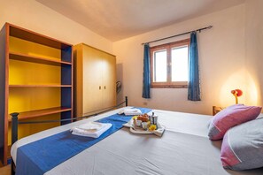 1 quarto, ferros/tábuas de passar roupa, roupa de cama