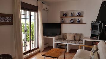 Een televisie en een open haard