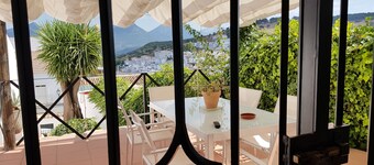 Sierra de Grazalema, 2-6 personas, centro del pueblo, piscina, jardín, wifi.