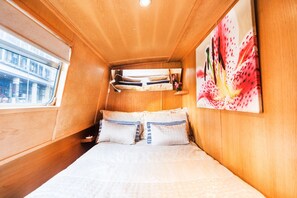 3 bedrooms, iron/ironing board, travel cot, free WiFi - Luxury 4* Floating Houseboat in the heart of Edinburgh City Centre (Edinburgh)