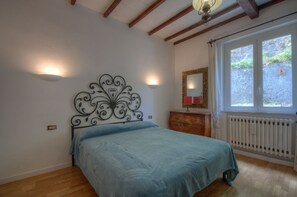 3 makuuhuonetta, työpöytä, silitysrauta/-lauta, vauvan matkasänky