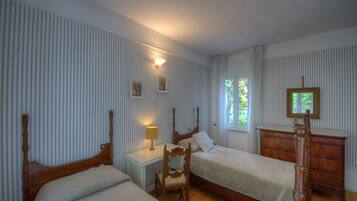 3 slaapkamers, een bureau, een strijkplank/strijkijzer, reisbedje