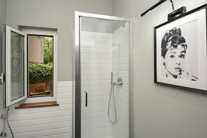 Badewanne, kostenlose Toilettenartikel, Haartrockner, Handtücher