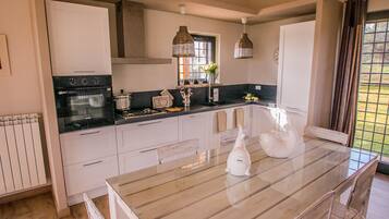 Frigorifero, microonde, forno, piano cottura