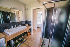 Dusche, Haartrockner, Bidet, Handtücher