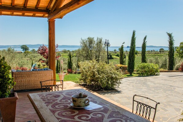 Outdoor dining - House with private pool, airco & Wi-fi 500m from the Bolsena Lake. Great views!! (Gradoli)