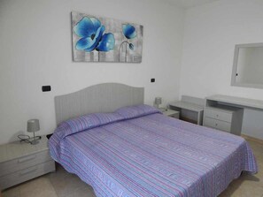 3 bedrooms, iron/ironing board, bed sheets