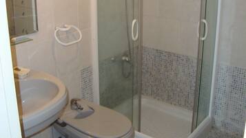 Ducha, secador de pelo, bidé y toallas