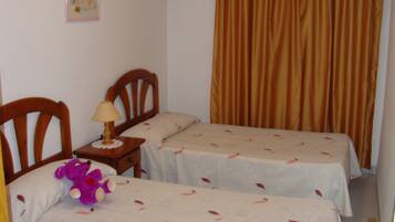 2 dormitorios, tabla de planchar con plancha, ropa de cama