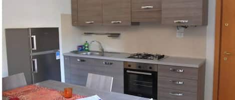 Een koelkast, een magnetron, een oven, een kookplaat