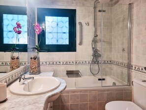 Douche, sèche-cheveux, serviettes fournies