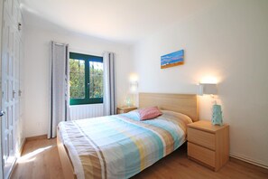 3 chambres, fer et planche à repasser, Wi-Fi gratuit, draps fournis