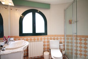 Ducha, secador de pelo y toallas