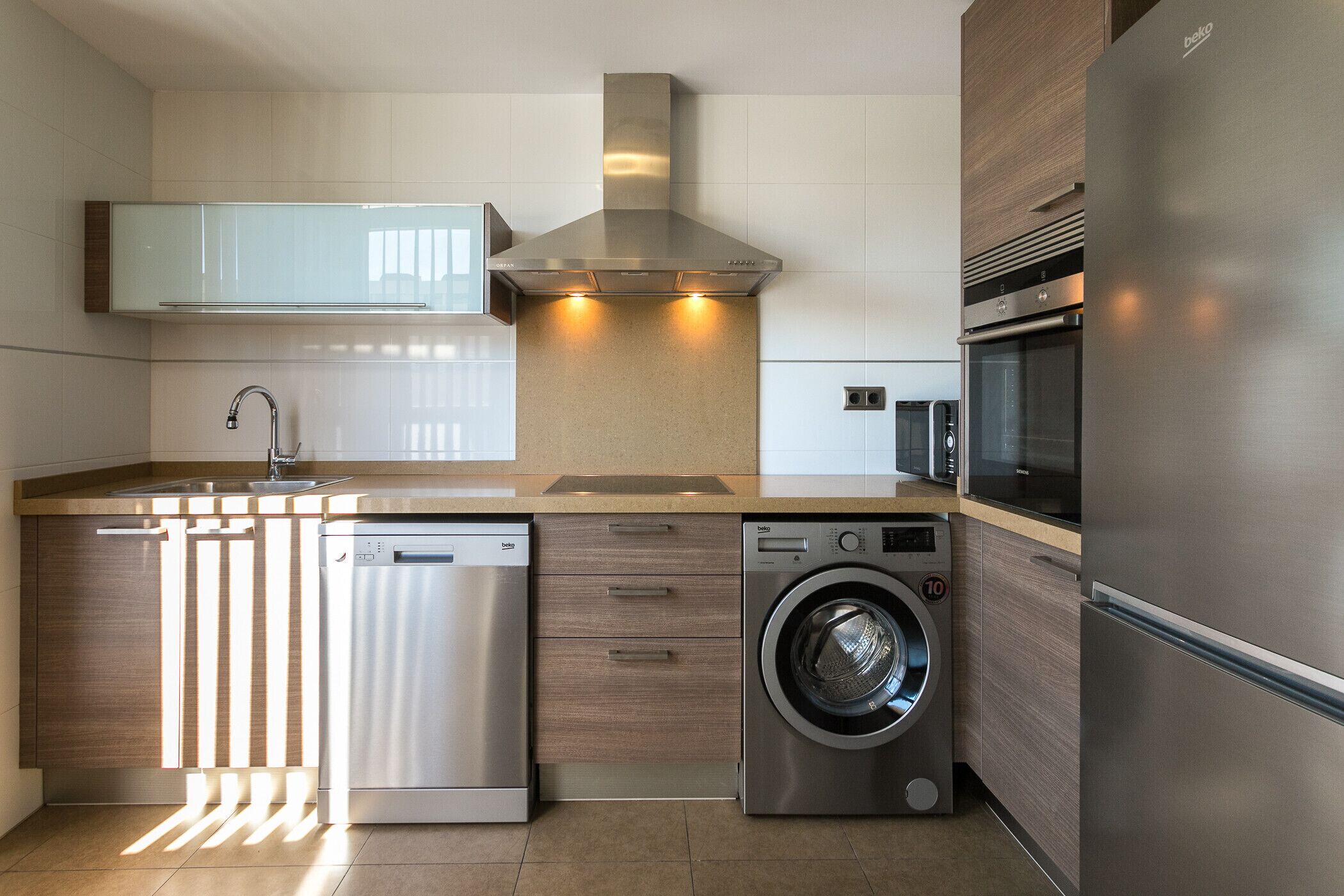 Een koelkast, een magnetron, een oven, een vaatwasser