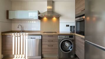 Frigorífico, microondas, horno y lavavajillas