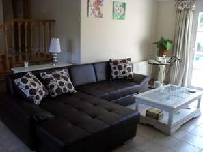 Een televisie, een open haard en boeken