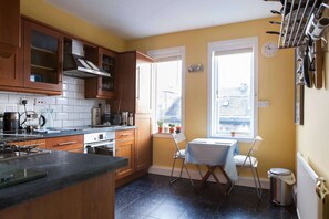 Coffee/tea maker, fridge, oven, stovetop