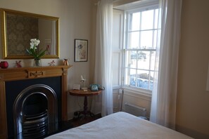 1 bedroom, iron/ironing board, Internet, bed sheets - Sophisticated Edinburgh Apartment in City Centre (Edinburgh)