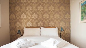 1 bedroom, iron/ironing board, Internet, bed sheets - Sophisticated Edinburgh Apartment in City Centre (Edinburgh)