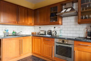 Wasserkocher mit Kaffee-/Teezubehör, Kühlschrank, Ofen, Herdplatte