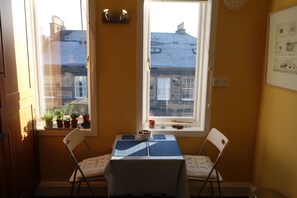Dining - Sophisticated Edinburgh Apartment in City Centre (Edinburgh)