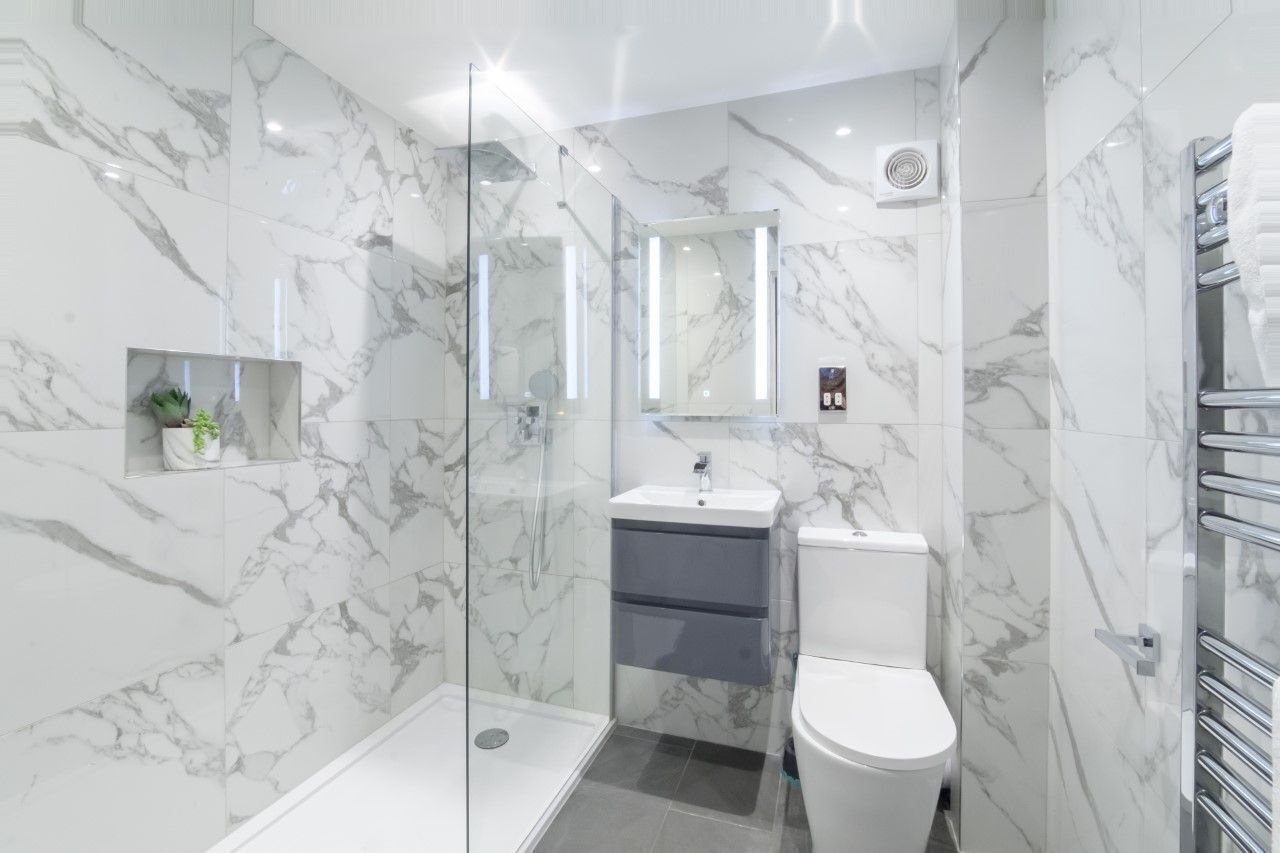 Combined shower/tub, hair dryer, towels
