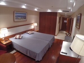 1 chambre, coffres-forts dans les chambres, fer et planche Ă repasser