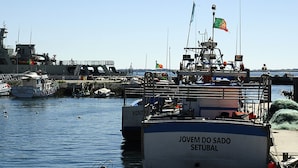 A harbor with several boats docked, including one with "JOVEM DO SADO SETÚBAL" written on its side. - Renovated apartment with private exterior in the center of Setúbal (Setúbal)