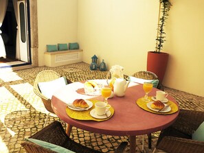 Outdoor dining - Renovated apartment with private exterior in the center of Setúbal (Setúbal)