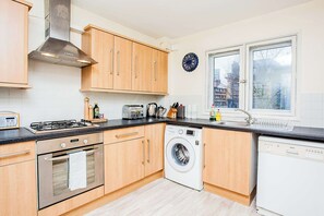 Réfrigérateur, four à micro-ondes, un four, surface de cuisson