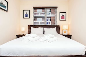 1 bedroom, iron/ironing board, Internet, bed sheets - Sunny Urban 1BDR plus Secluded Terrace (London)