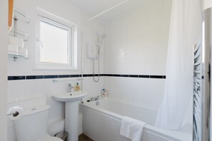 Bathtub, hair dryer - Bright 1 BDR Apartment with Private Terrace (London)