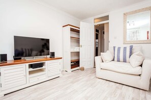 TV - Sunny Urban 1BDR plus Secluded Terrace (London)