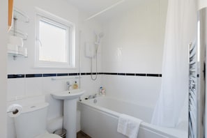 Bathtub, hair dryer - Bright 1 BDR Apartment with Private Terrace (London)