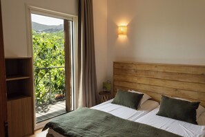 4 bedrooms, desk, iron/ironing board, free WiFi