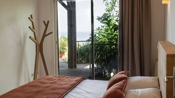 4 bedrooms, desk, iron/ironing board, free WiFi