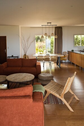 Smart TV, fireplace, DVD player, stereo