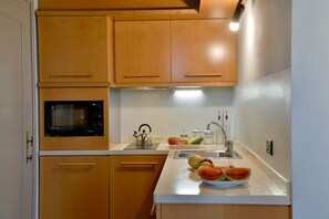 Kühlschrank, Mikrowelle, Herdplatte, Wasserkocher mit Kaffee-/Teezubehör