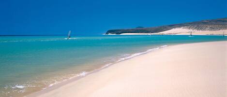 Una spiaggia nelle vicinanze