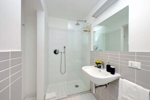 Tina, secadora de cabello, bidet, toallas 