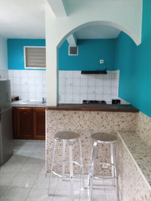 KĂŒhlschrank, Mikrowelle, Ofen, Herdplatte