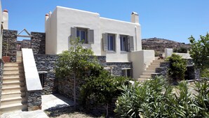 Une maison moderne avec un escalier en pierre et une vue sur le paysage environnant.